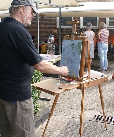 Albert-Jan Cool aan het werk op kunstmarkt Warmond